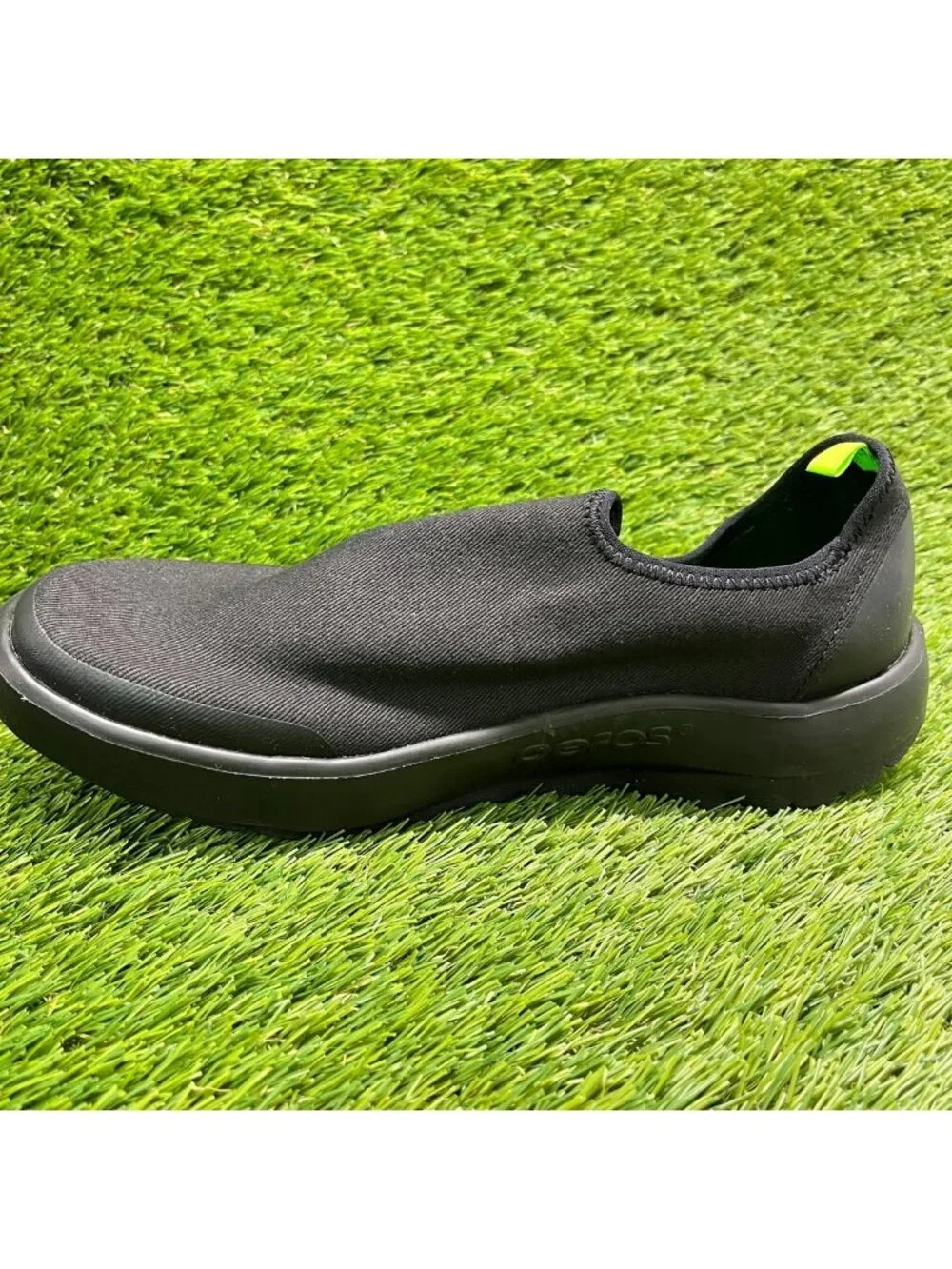 OOFOS OOmg EeZee Low Mens Size 8.5 Black Casual Walking Slip On Recovery Shoes